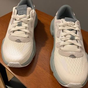 Women Sorel athletic shoes BNIB. Size 7.